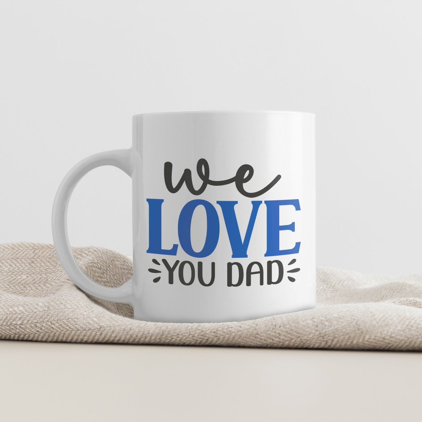 Et varmt og inkluderende krus som samler familiens stemmer i ett budskap.
Passer perfekt som gave fra barna, eller som en hyggelig hilsen til verdens beste pappa.