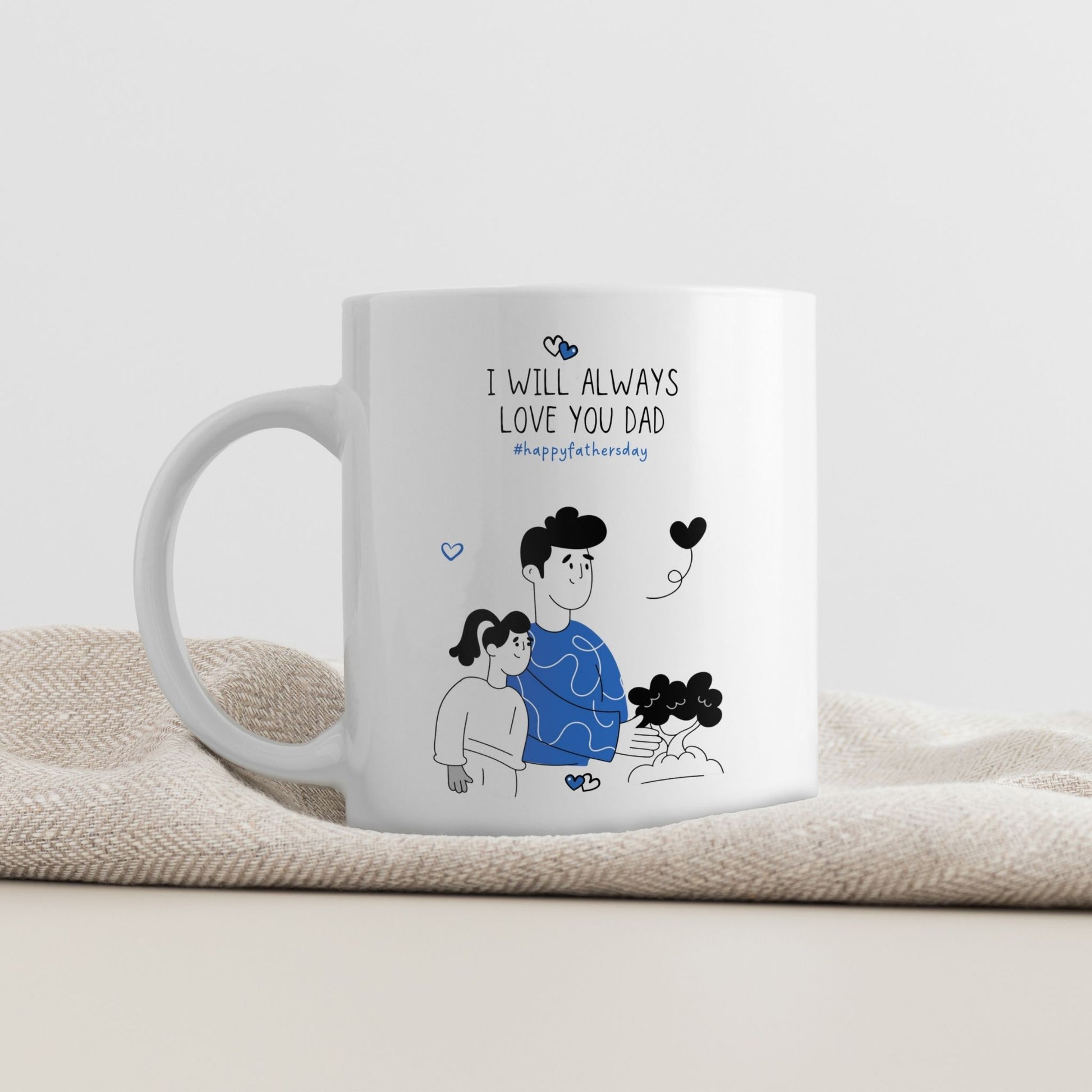 Et stilrent krus som hyller de stille stundene mellom far og barn.
Et motiv som minner oss om trygghet, tålmodighet og kjærlighet uten ord.