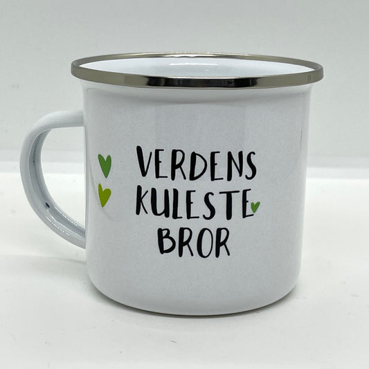 Dette lette og robuste emaljekruset er en hyllest til brorendin! Med et søtt design som kombinerer en leken illustrasjon og teksten "Verdens Kuleste Bror", er dette kruset både funksjonelt og personlig. 