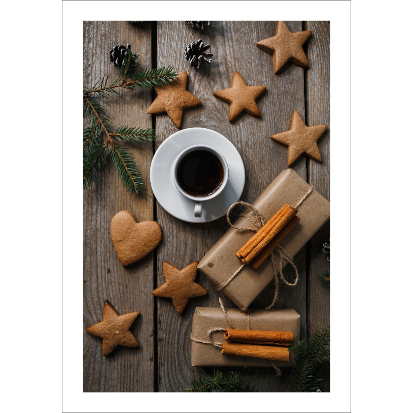Plakat med dekorativt førjulsmotiv av en kaffekopp, pepperkaker og julepakker- plakat