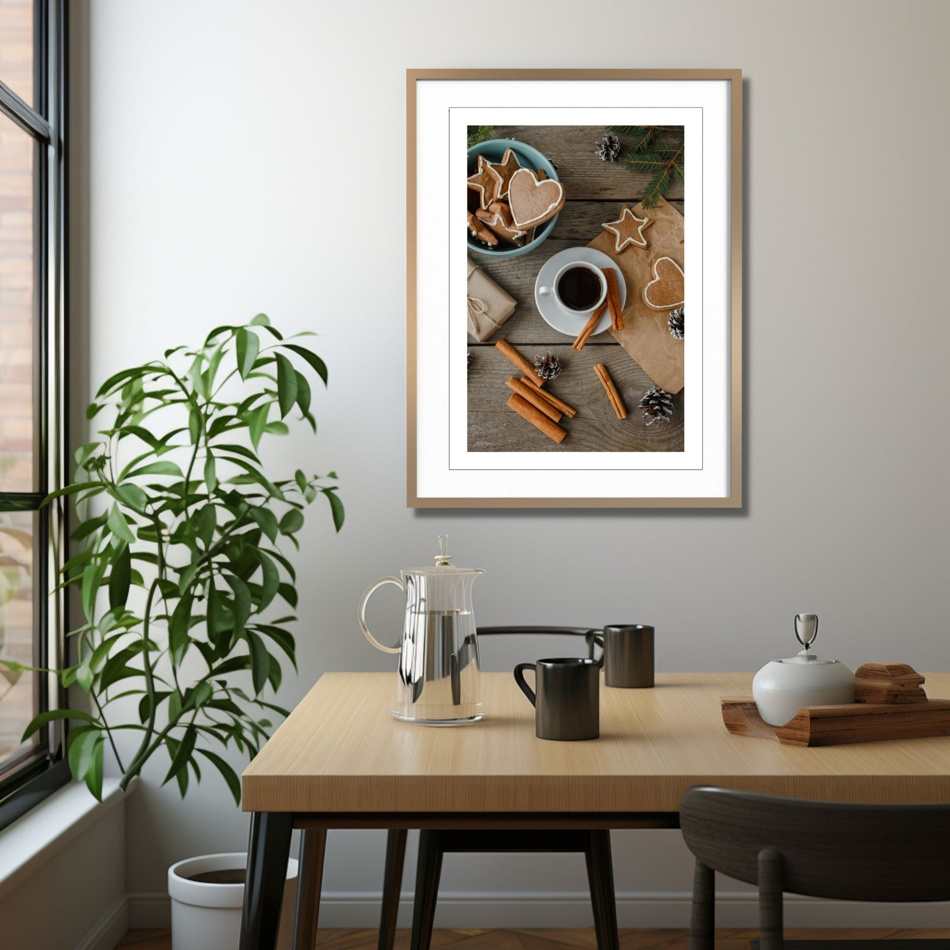Plakat med dekorativt førjulsmotiv, av en kaffekopp og pepperkaker. Illustrasjonen viser plakaten i eikeramme med passepatout som henger på en vegg over et spisebord.