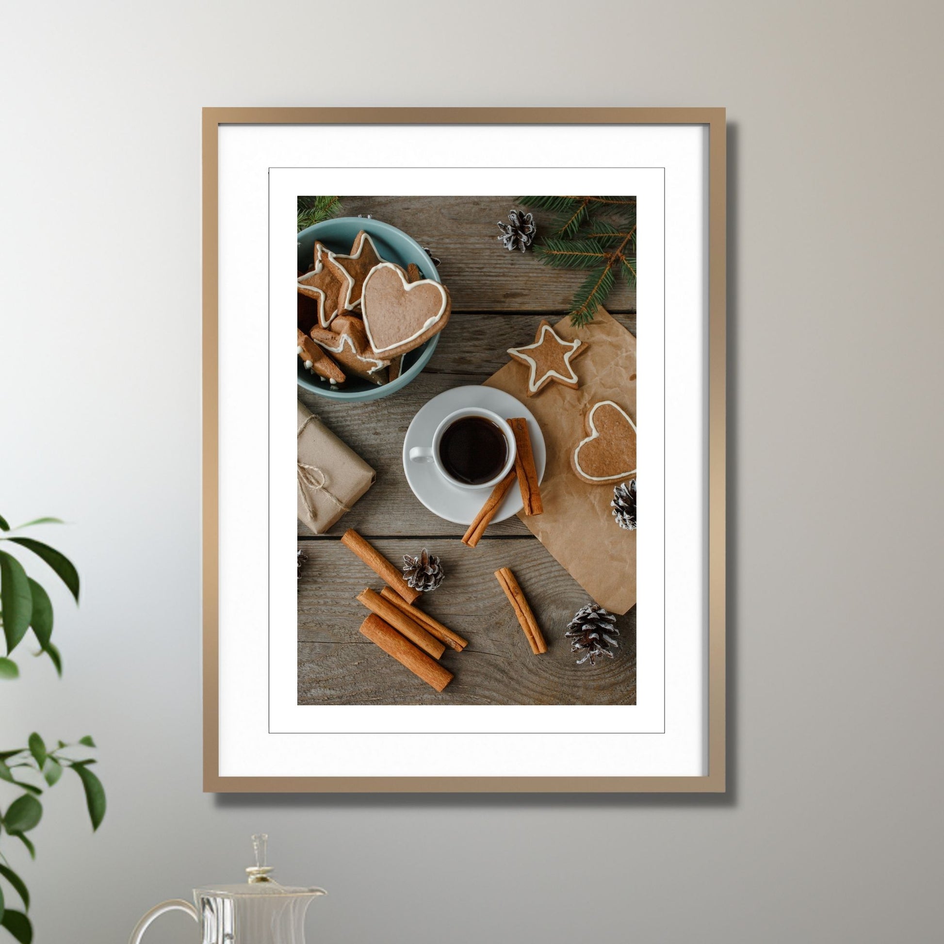 Plakat med dekorativt førjulsmotiv, av en kaffekopp og pepperkaker. Illustrasjonen viser plakaten i eikeramme med passepatout som henger på en vegg.