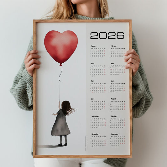 Illustrasjon av en liten jente som holder en stor rød hjerteballong, med minimalistisk bakgrunn og kalender for 2026 på høyre side. Illustrasjon viser kalender i eik ramme.