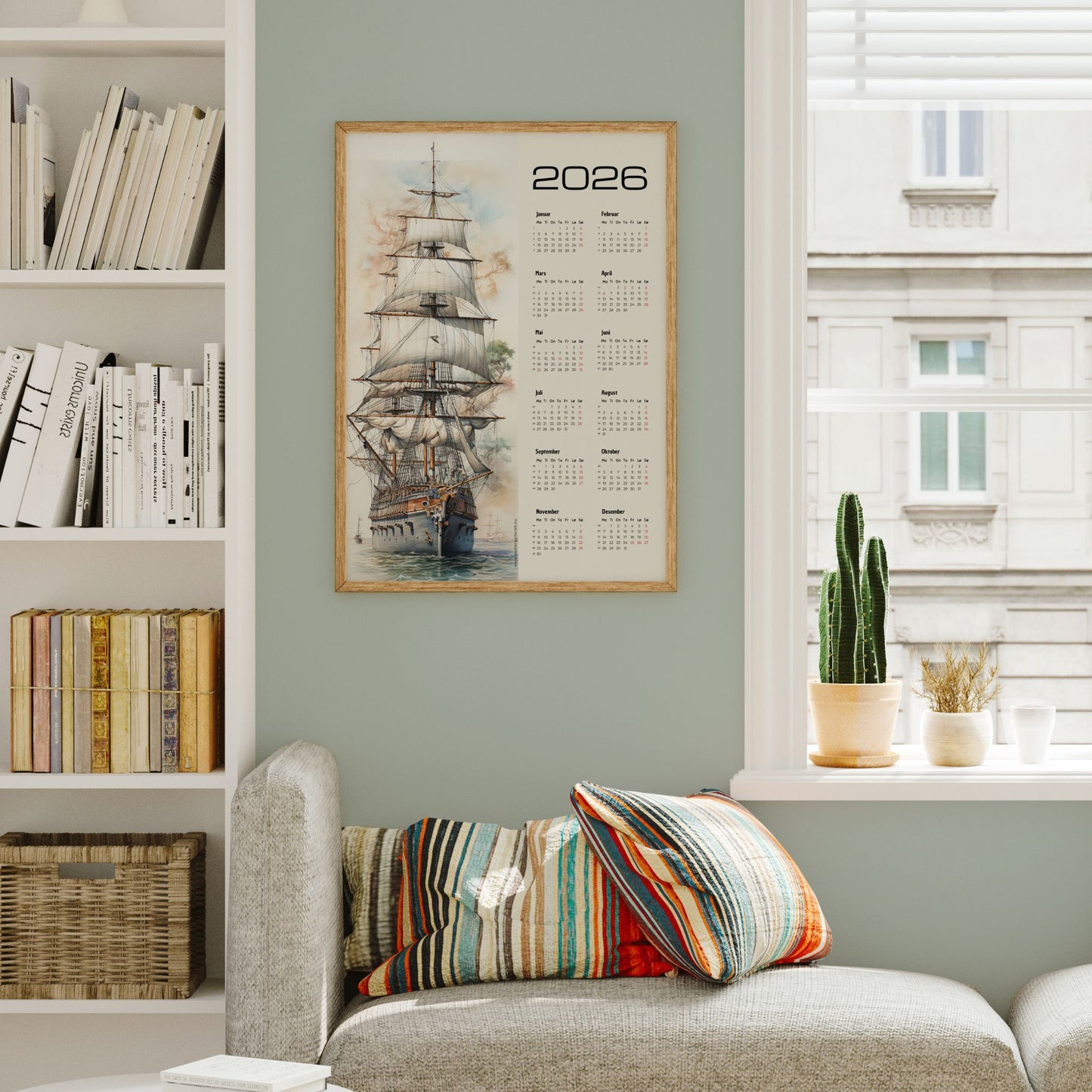 Kalender for 2026 med kunstmotiv av et stort seilskip i sollys, med alle årets måneder plassert i en tydelig kalenderkolonne til høyre. Illustrasjon viser kalender i eik ramme.
