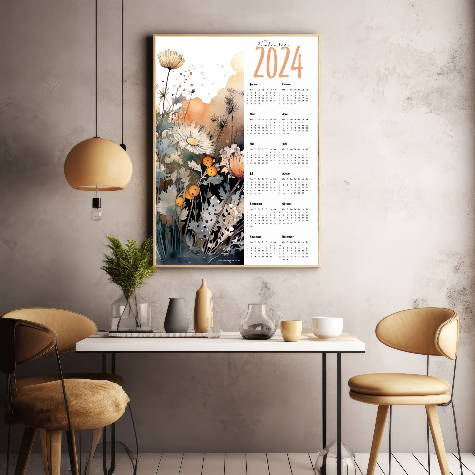 Kalender 2024 i grafisk print. Halve vertikale side har et grafisk floralt motiv i oransje, brun, beige og gråe fargenyanser. Den andre halvdelen er påført 12 måneder med ukenummer og anmerket høytidsdager. Miljøbilde av kalender i eikeramme som henger på en vegg.