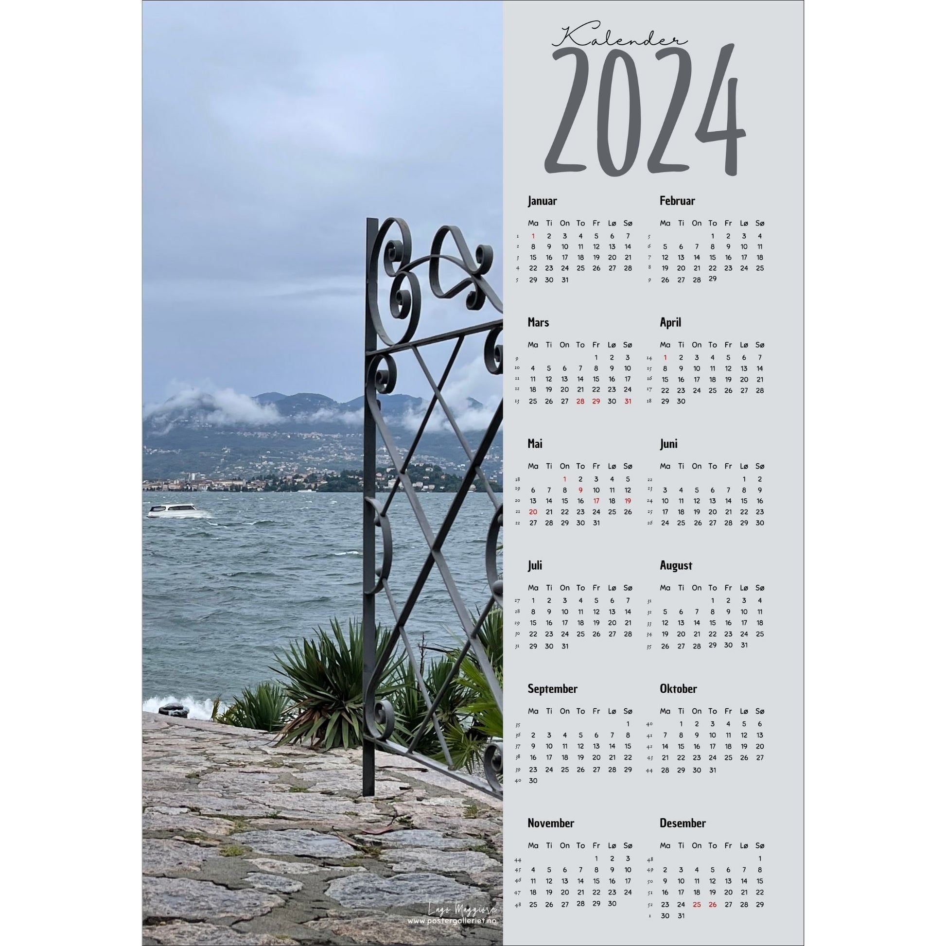 Kalender 2024 i grafisk print med fotomotiv. Halve vertikale side er et fotografi fra Lago Maggiore, Italia. Den andre halvdelen er påført 12 måneder med ukenummer og anmerket høytidsdager.