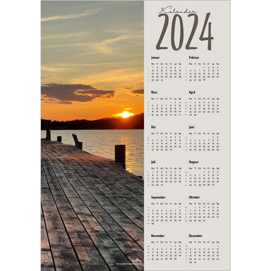 Kalender 2024 i grafisk print med fotomotiv. Halve vertikale side er et fotografi av en vakker solnedgang ved en brygge ved Saltnes, Råde. Den andre halvdelen er påført 12 måneder med ukenummer og anmerket høytidsdager.
