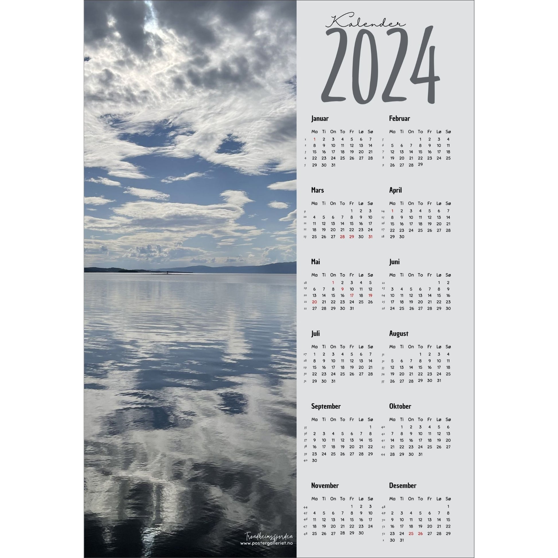 Kalender 2024 i grafisk print med fotomotiv. Halve vertikale side er et fotografi fra en vakker sommerdag ved Trondheimsfjorden ved Steinkjer. Den andre halvdelen er påført 12 måneder med ukenummer og anmerket høytidsdager. 