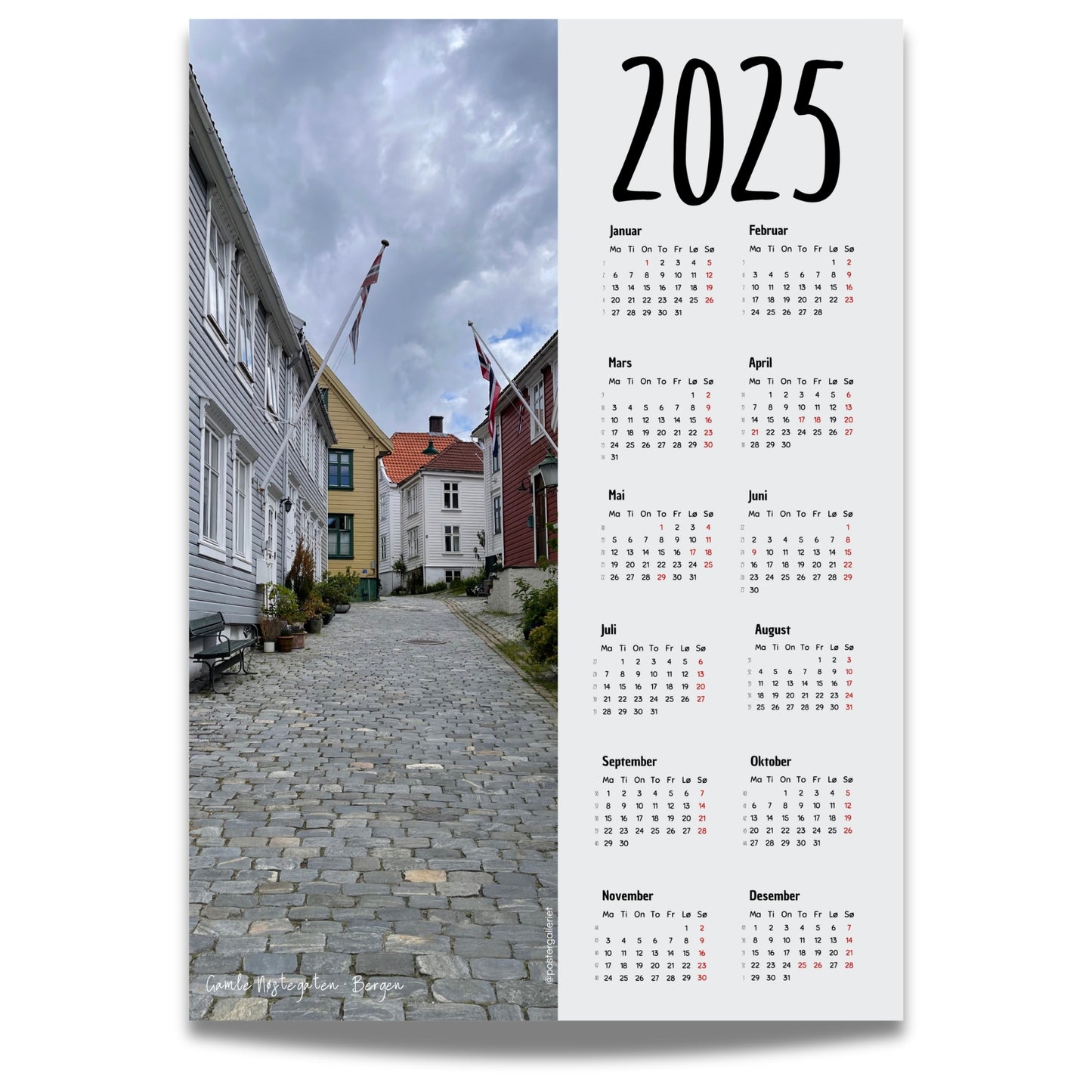 Oppdag den unike Bergen Plakatkalender 2025, en praktisk og vakker måte å holde oversikt over året på!. Motiv fra Gamle Nøstegaten.