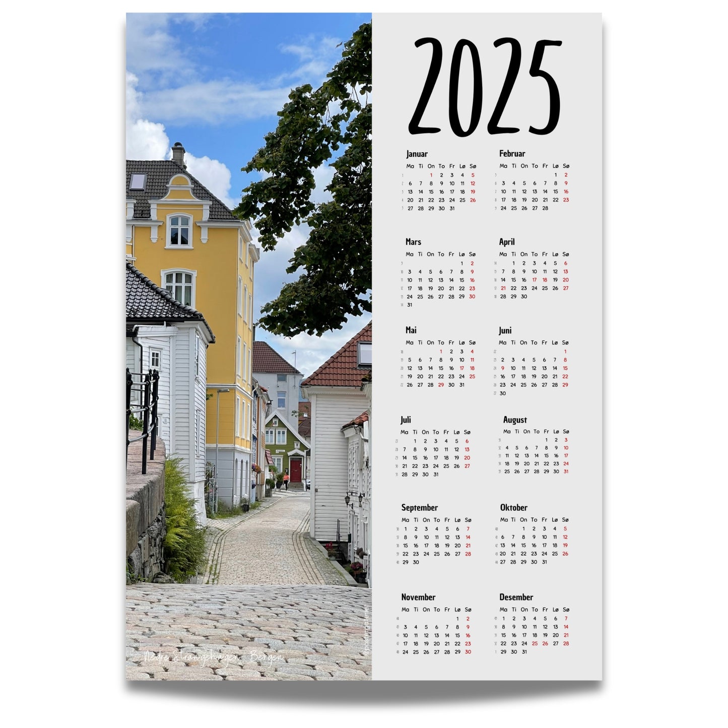 Oppdag den unike Bergen Plakatkalender 2025, en praktisk og vakker måte å holde oversikt over året på!. Motiv fra Nedre Strangehagen.