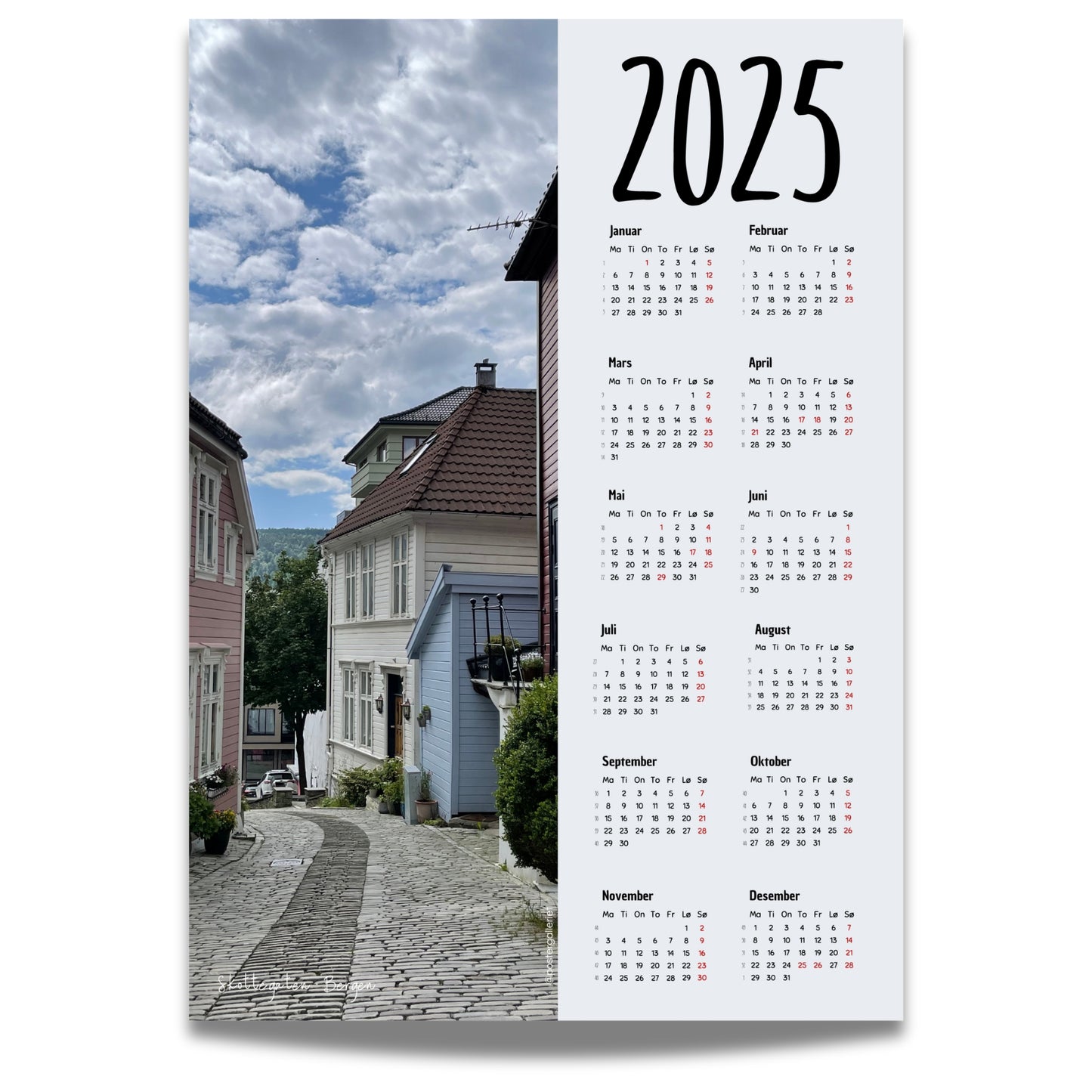 Oppdag den unike Bergen Plakatkalender 2025, en praktisk og vakker måte å holde oversikt over året på!. Motiv fra Skottegaten.