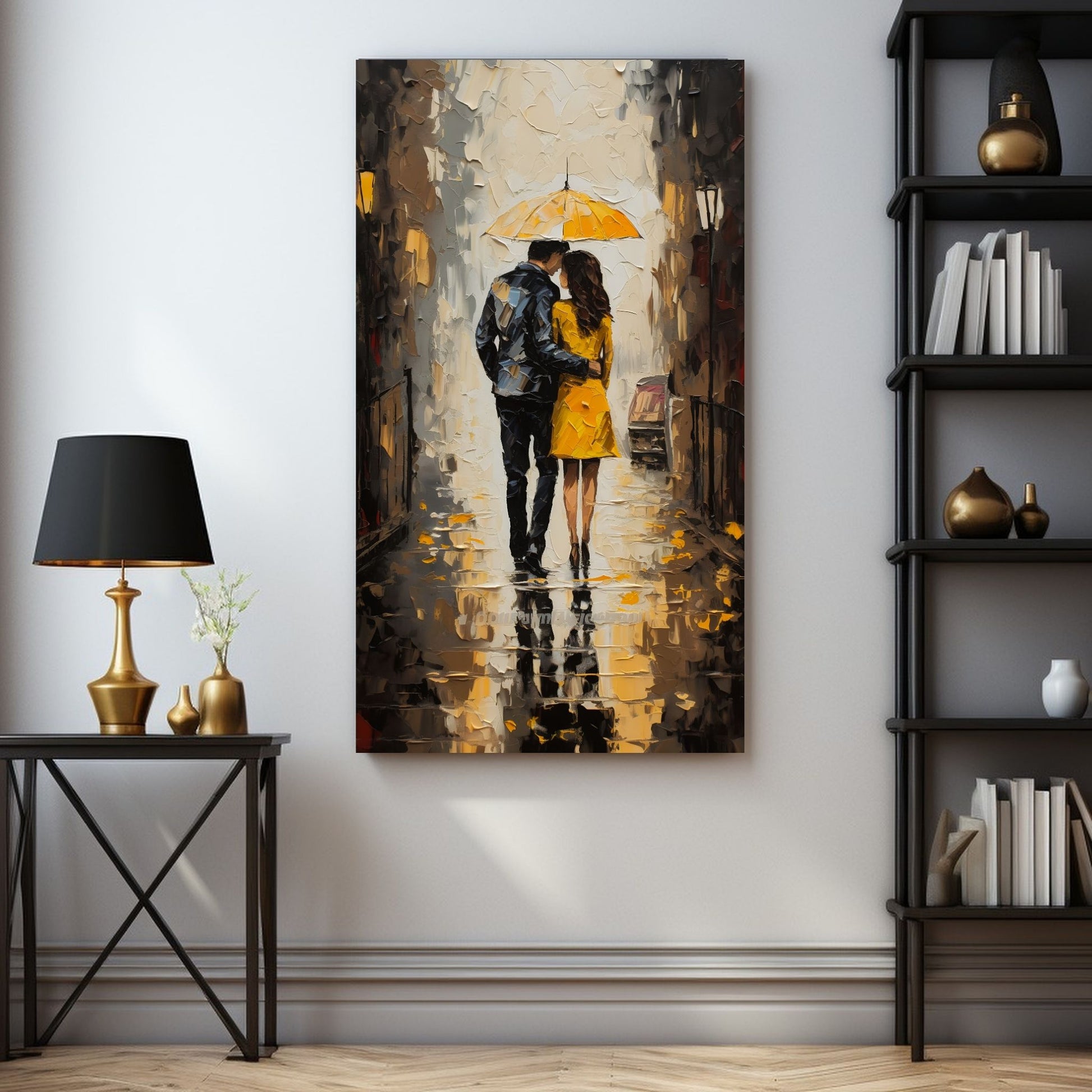 "Kjæresteparet under den gule paraplyen" - oljemaleri i grafisk trykk. Motiv av et par som går under en gul paraply langs en gate. Hun har en gul kåpe og han en sort dress. Miljøbildet viser motivet i lerret.
