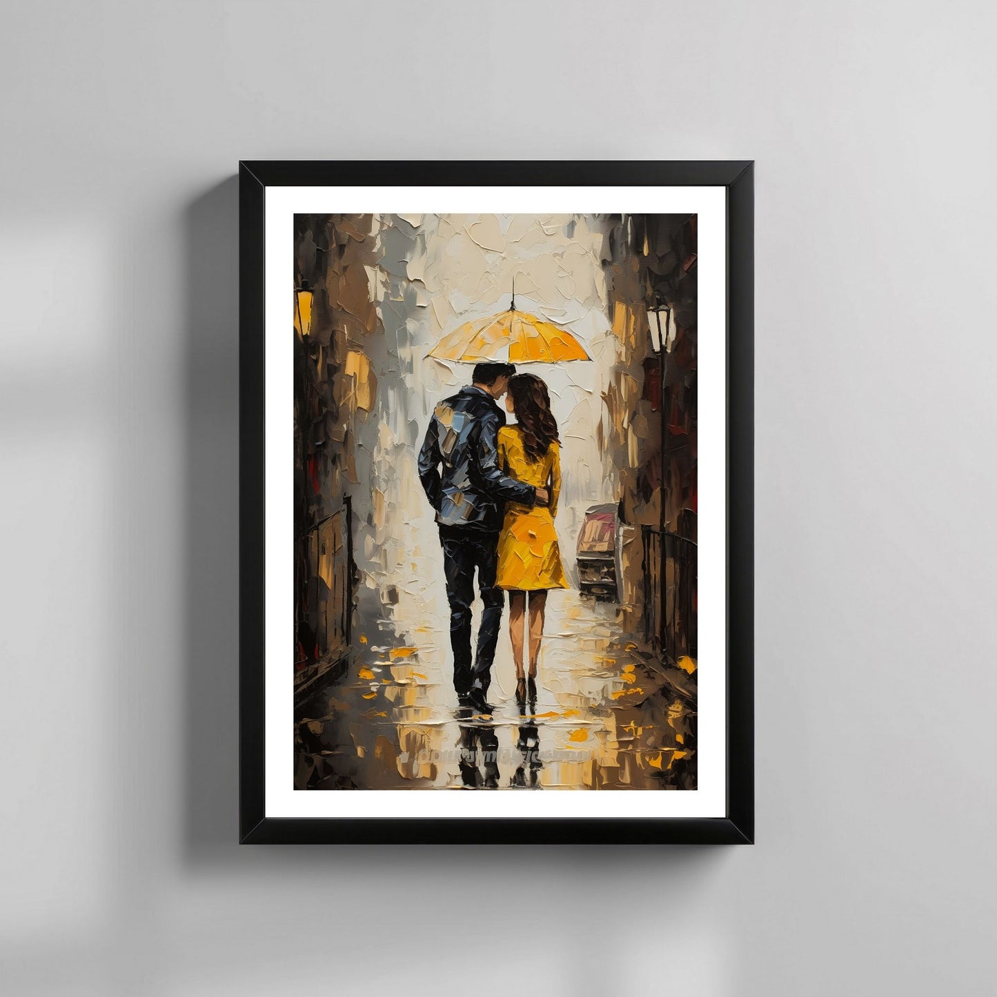 "Kjæresteparet under den gule paraplyen" - oljemaleri i grafisk trykk. Motiv av et par som går under en gul paraply langs en gate. Hun har en gul kåpe og han en sort dress. Miljøbildet viser motivet som plakat i en sort ramme.