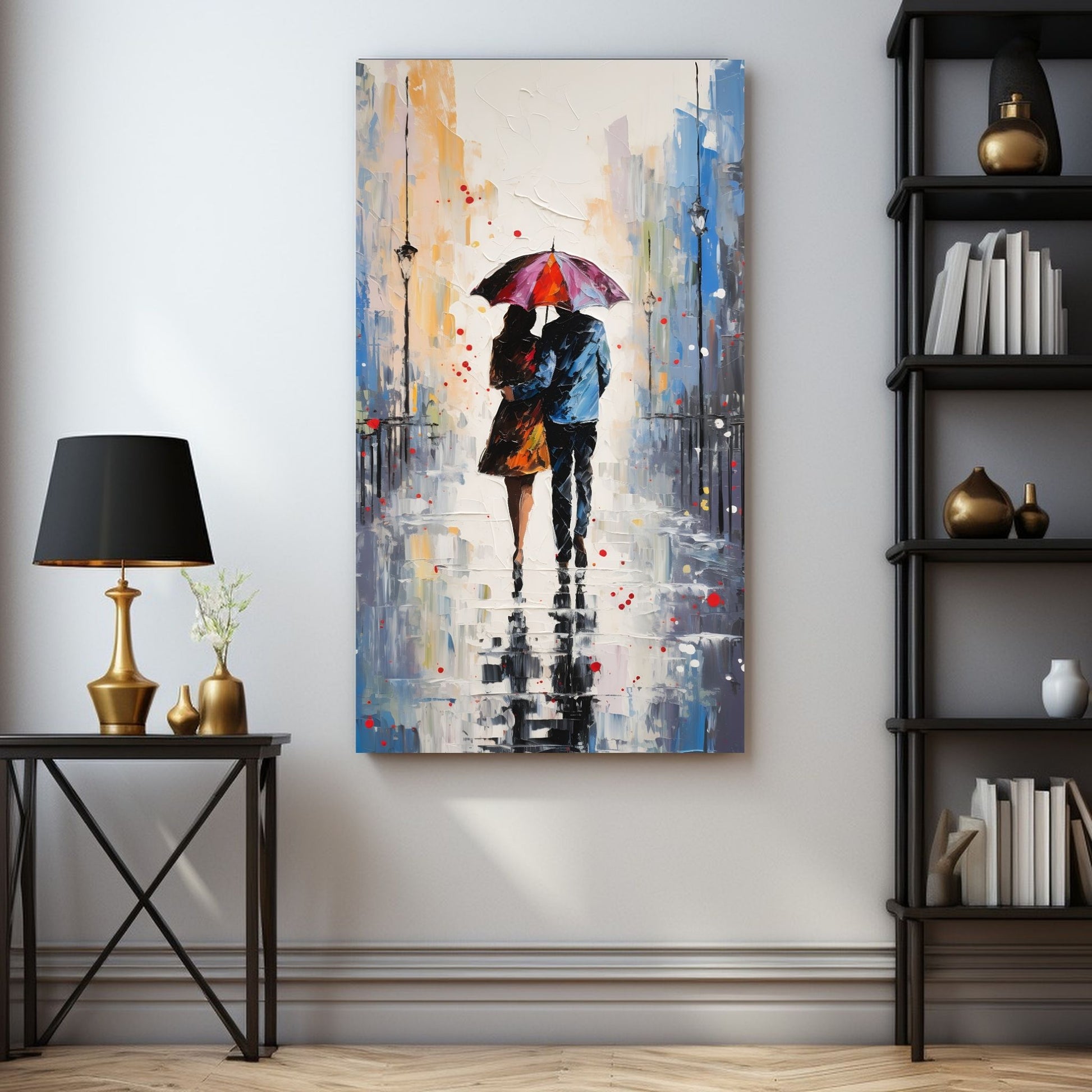 "Kjæresteparet under den røde paraplyen" - oljemaleri i grafisk trykk. Motiv av et par som går under en gul paraply langs en gate. Hun har en kåpe i oransje og han en blå dress. Miljøbildet viser motivet som plakat i en sort ramme.