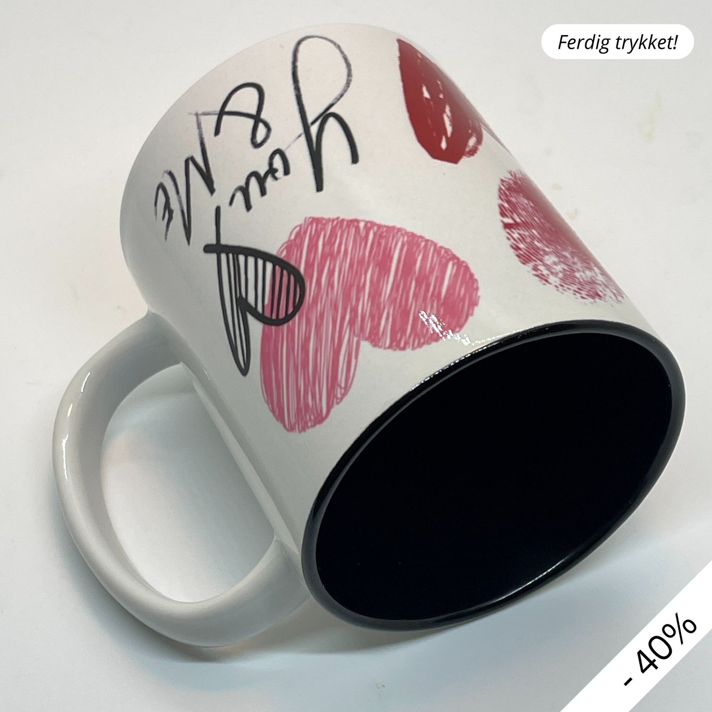 Krus i keramikk med en stilfull design fylt med håndtegnede hjerter og de kjærlige ordene "I love you" og "You & Me". 