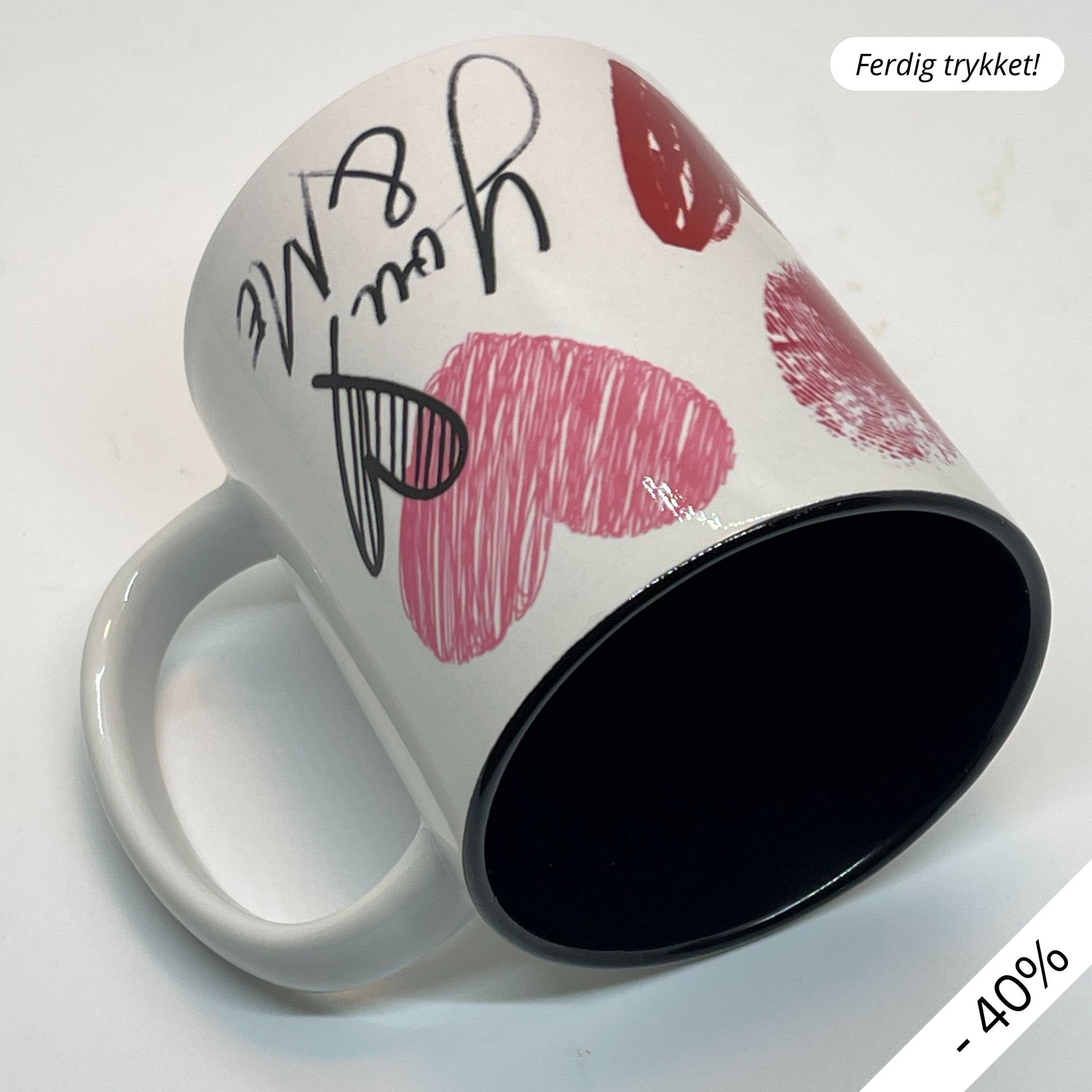 Krus i keramikk med en stilfull design fylt med håndtegnede hjerter og de kjærlige ordene "I love you" og "You & Me". 