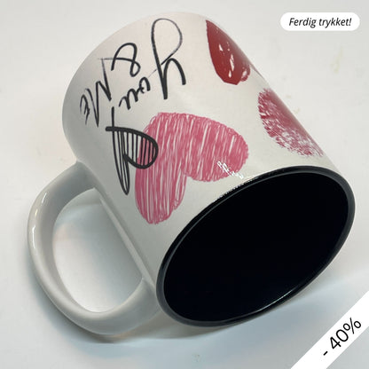 Krus i keramikk med en stilfull design fylt med håndtegnede hjerter og de kjærlige ordene "I love you" og "You & Me". 