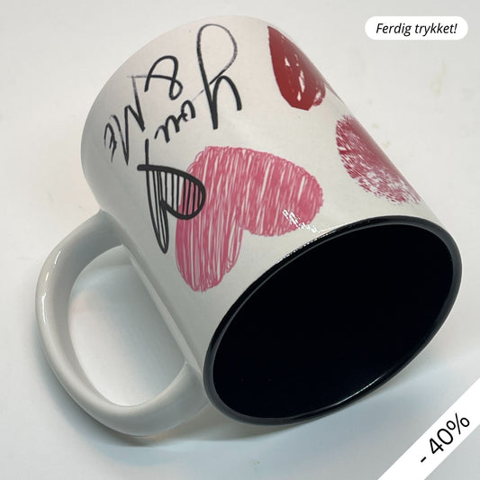 Krus i keramikk med en stilfull design fylt med håndtegnede hjerter og de kjærlige ordene "I love you" og "You & Me". 