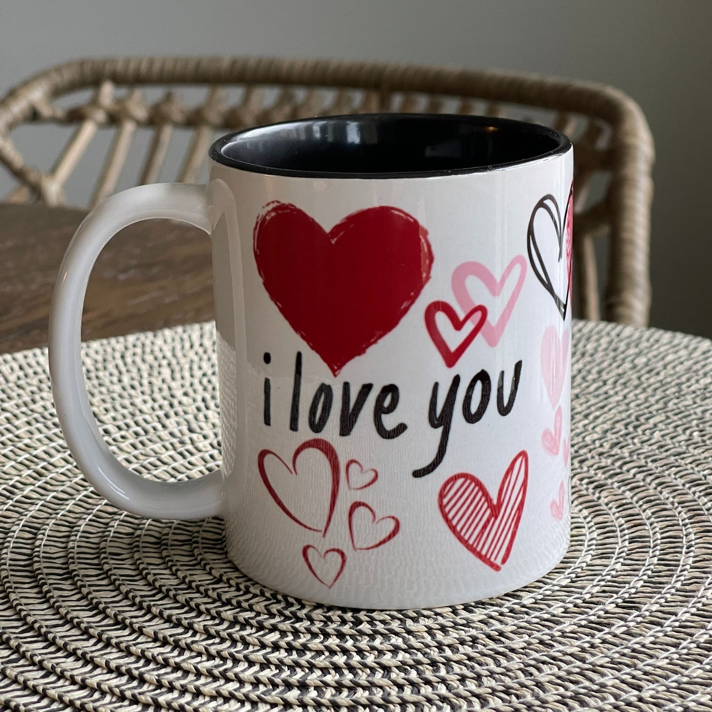 Krus i keramikk med en stilfull design fylt med håndtegnede hjerter og de kjærlige ordene "I love you" og "You & Me". 