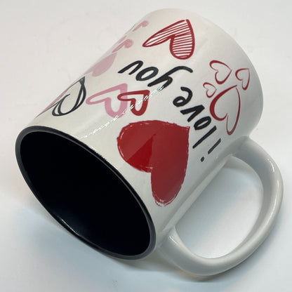 Krus i keramikk med en stilfull design fylt med håndtegnede hjerter og de kjærlige ordene "I love you" og "You & Me". 