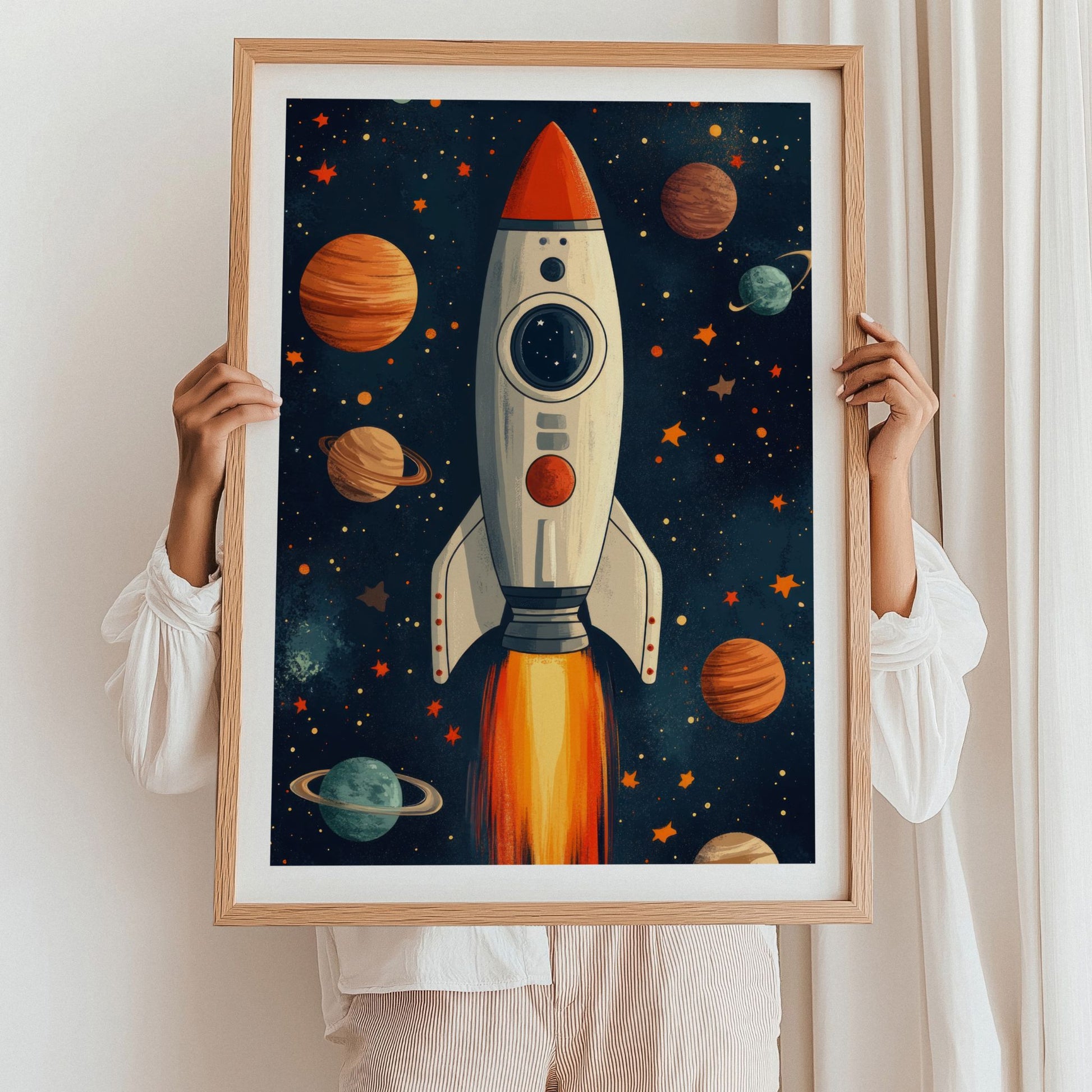 "Kosmisk Rakett"-plakat og lerret, en perfekt dekorasjon for romelskere i alle aldre. Illustrasjon viser motiv som plakat med hvit kant i eik ramme.