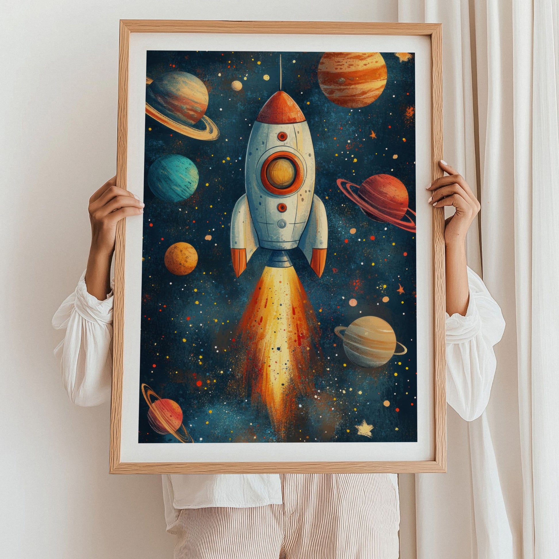 "Kosmisk Rakett"-plakat og lerret, en perfekt dekorasjon for romelskere i alle aldre. Illustrasjon viser motiv som plakat med hvit kant i eik ramme.