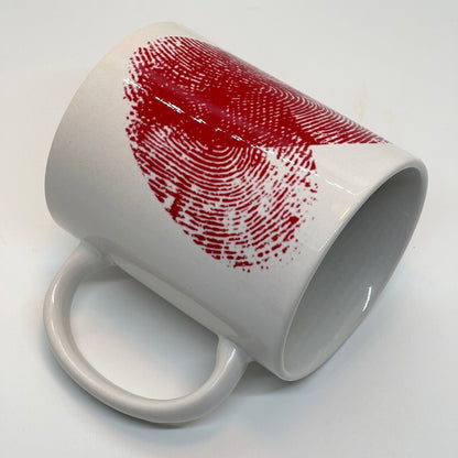 Krus i keramikk med teksten "YOU & ME" og en dristig typografi med et rødt fingeravtrykk-hjerte.