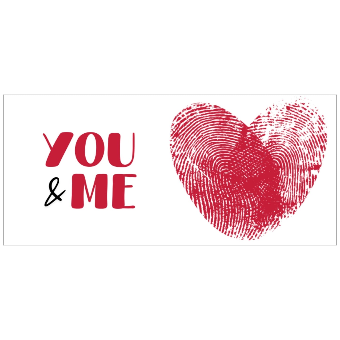 Trykkeillustrasjon av krus i keramikk med teksten "YOU & ME" og en dristig typografi med et rødt fingeravtrykk-hjerte.