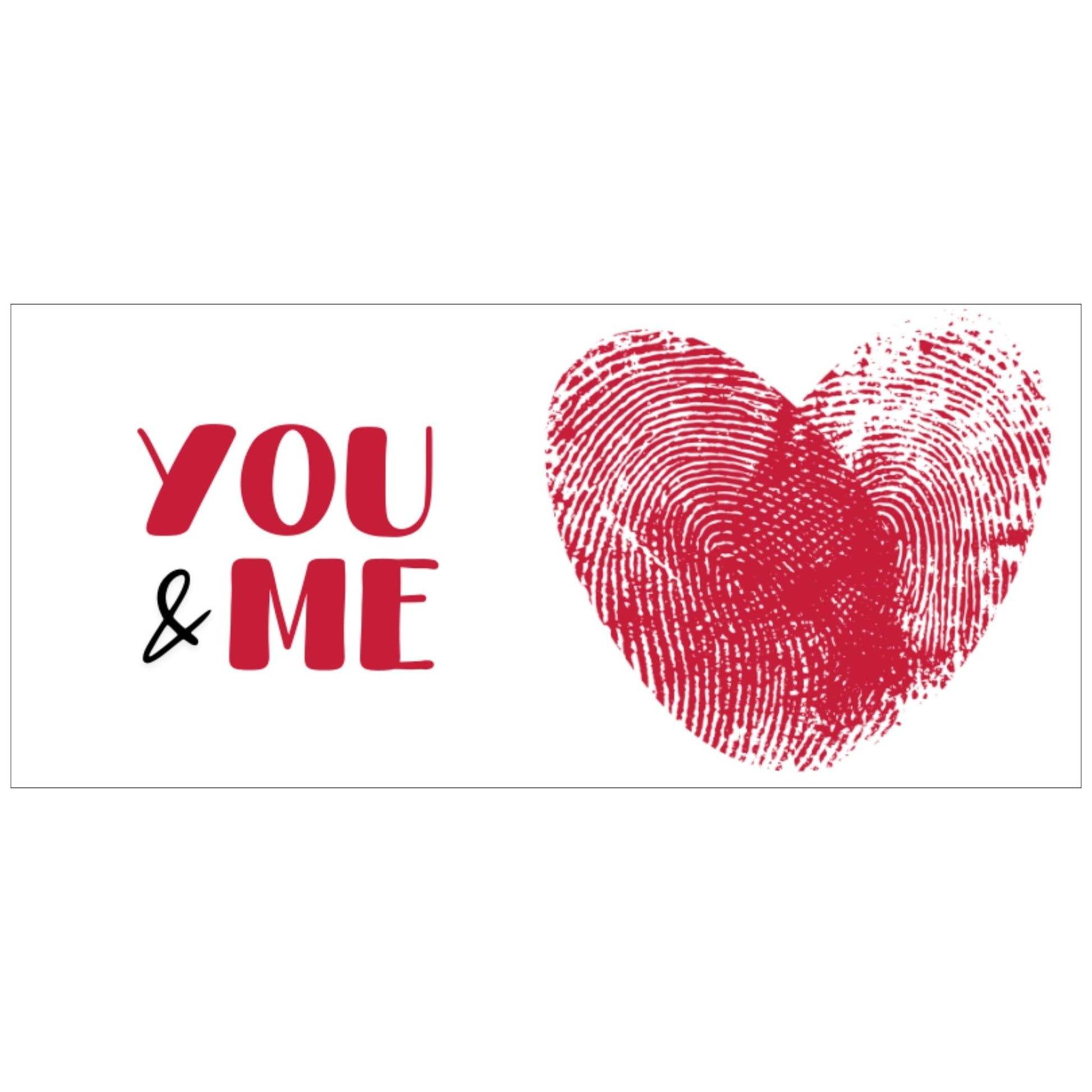 Trykkeillustrasjon av krus i keramikk med teksten "YOU & ME" og en dristig typografi med et rødt fingeravtrykk-hjerte.