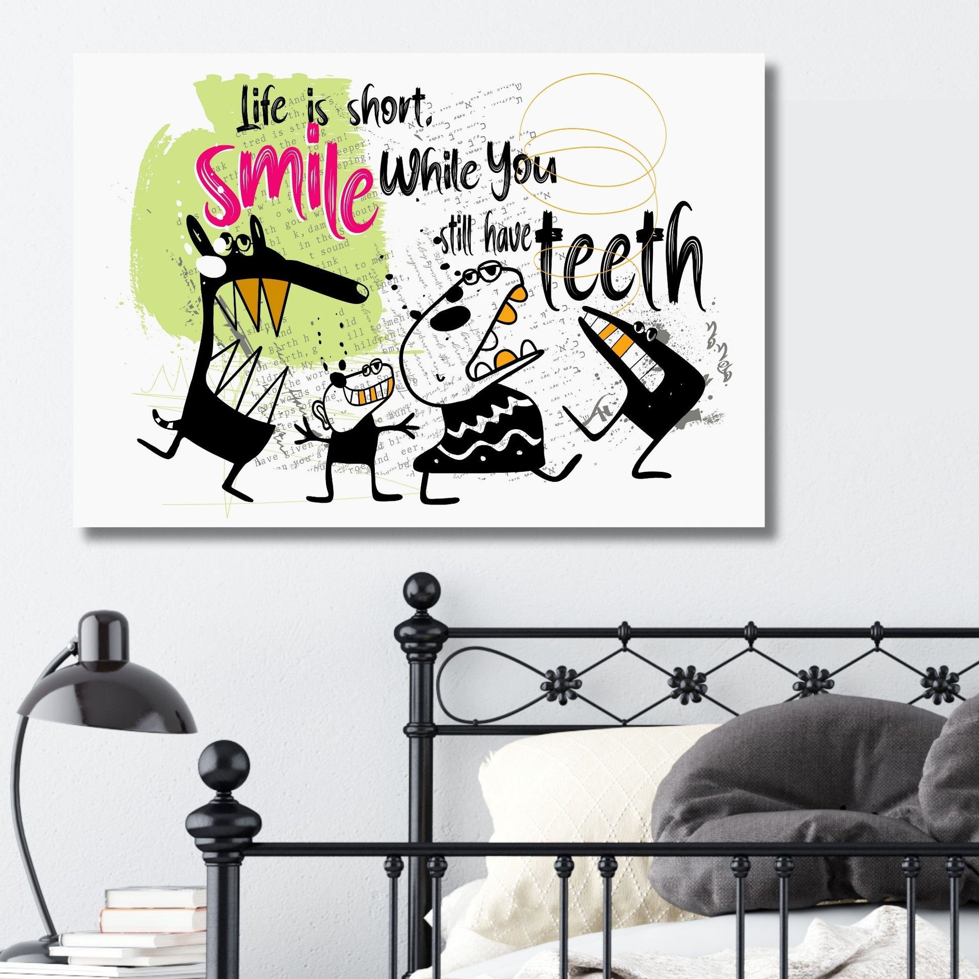 Legg til et unikt og humoristisk preg i hjemmet ditt med vår "Life is short, smile while you still have teeth" plakat og lerret. Illustrasjonsfoto viser motivet på lerret