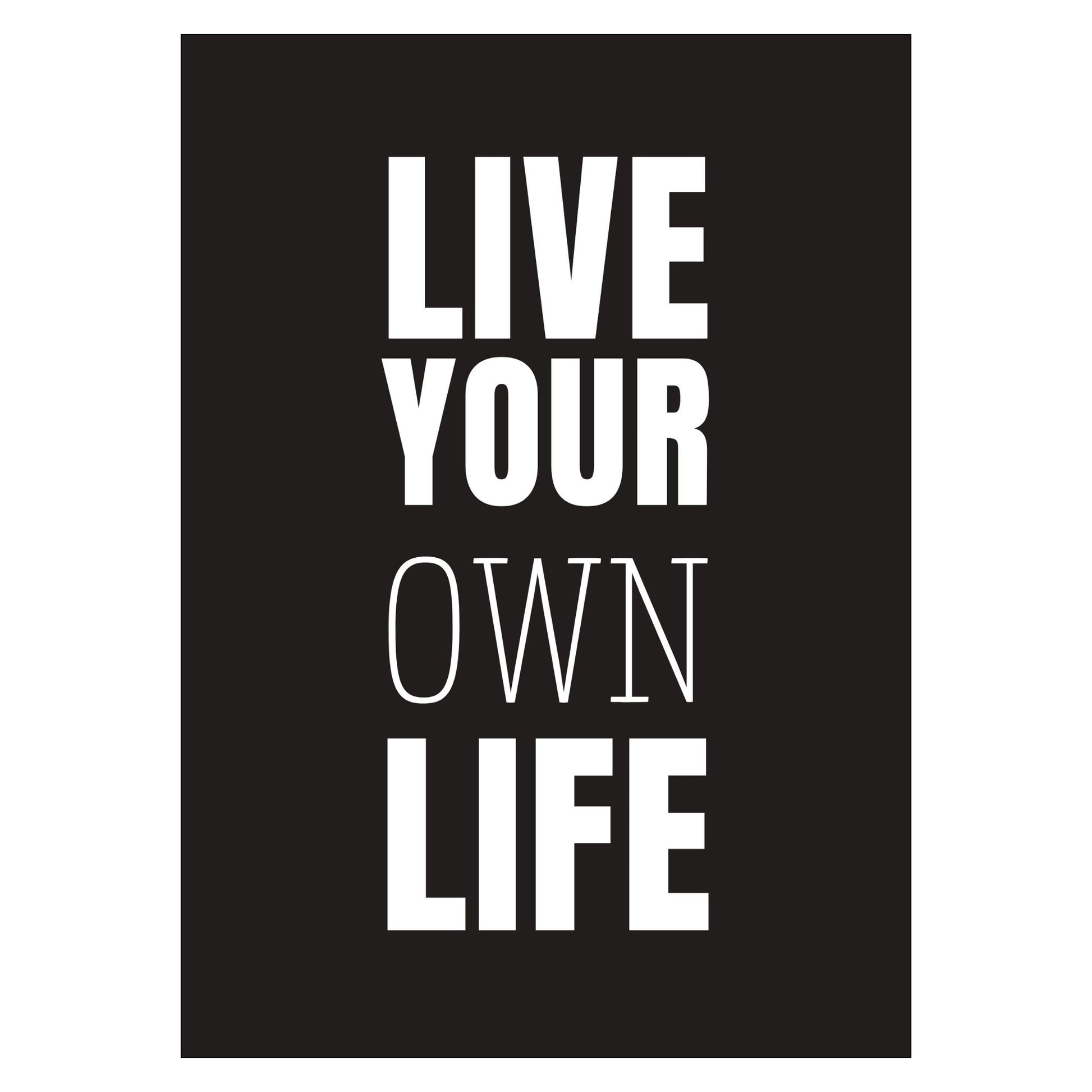 Grafisk plakat med hvit skrift på sort bakgrunn. Tekst på plakat "Live your own life" 