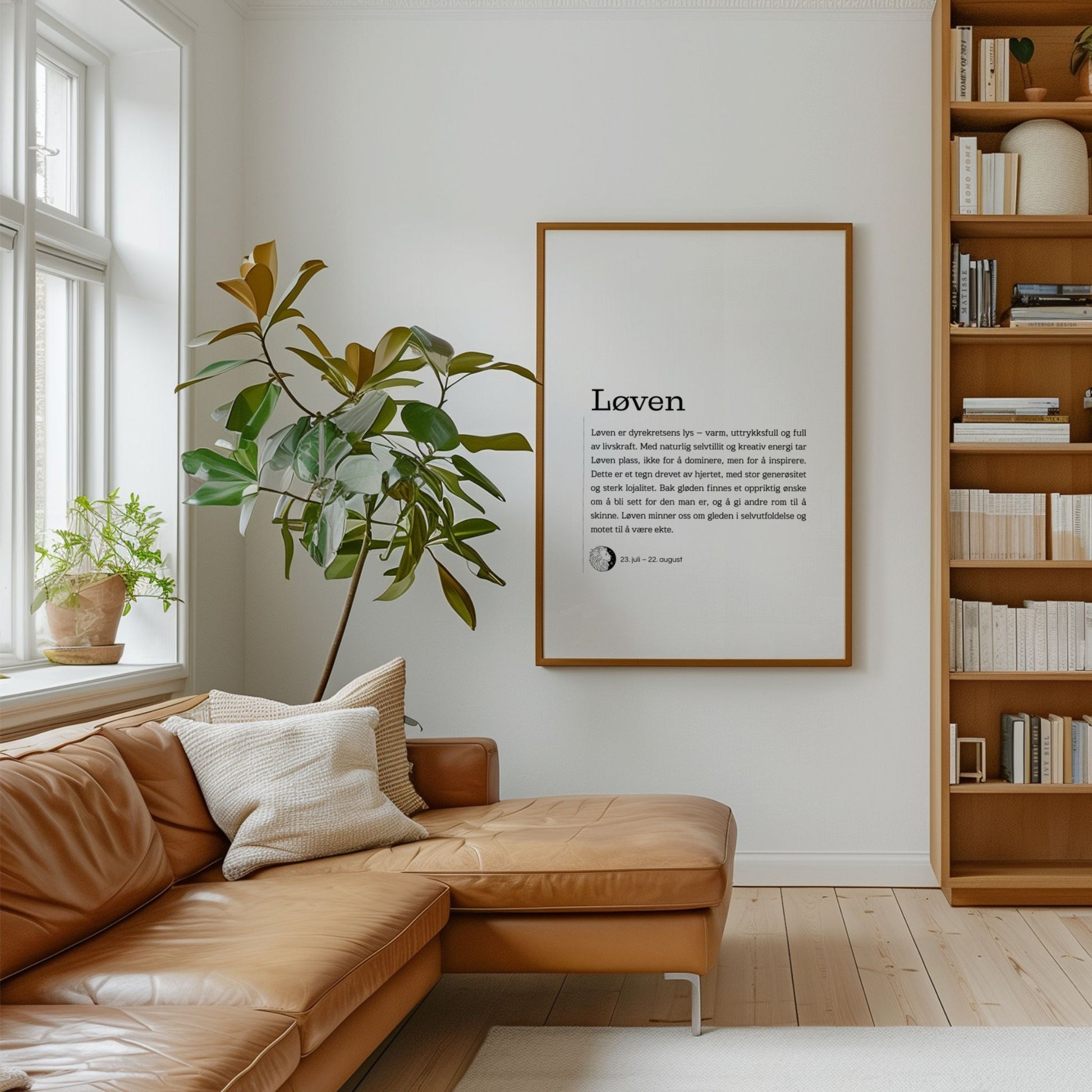 Minimalistisk stjernetegnplakat for Løven med typografisk tekst og rolig, nordisk uttrykk. Plakat i eik ramme på en stue.