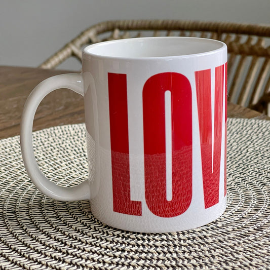 Med sitt minimalistiske og moderne design har kruset et stort, dristig LOVE i rødt kombinert med en elegant, håndskrevet you.-tekst med et lite hjerte. 