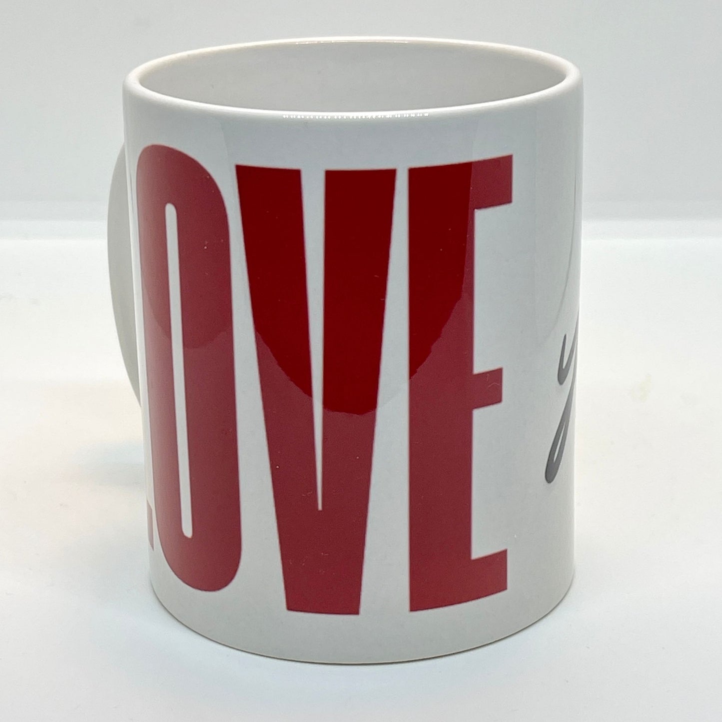 Med sitt minimalistiske og moderne design har kruset et stort, dristig LOVE i rødt kombinert med en elegant, håndskrevet you.-tekst med et lite hjerte. 