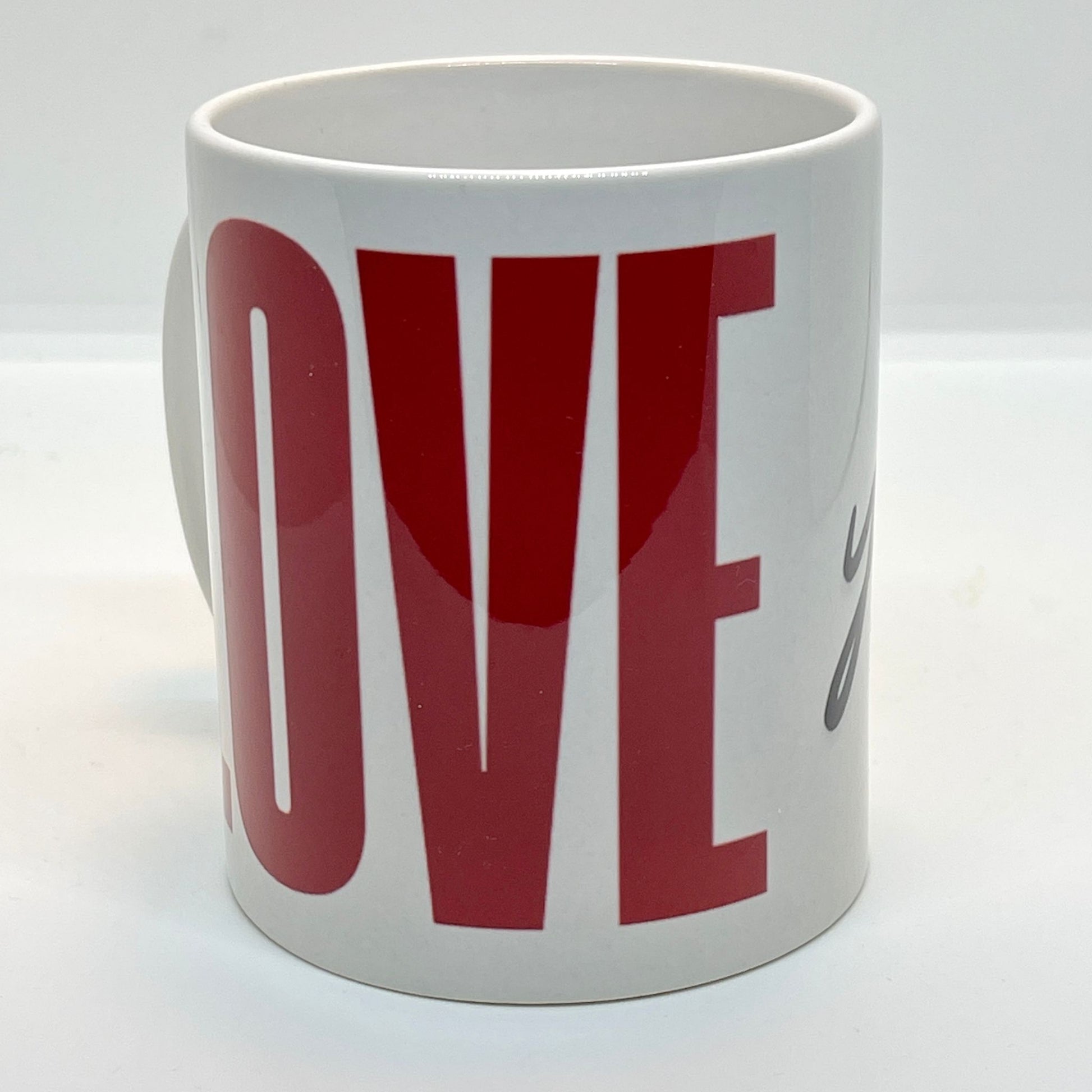 Med sitt minimalistiske og moderne design har kruset et stort, dristig LOVE i rødt kombinert med en elegant, håndskrevet you.-tekst med et lite hjerte. 
