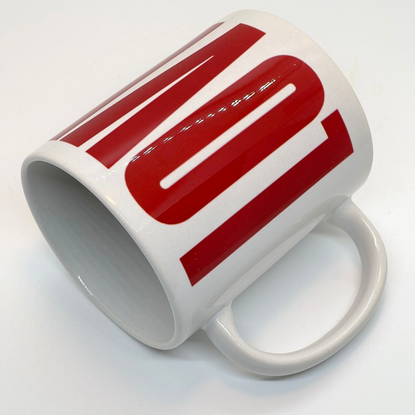 Med sitt minimalistiske og moderne design har kruset et stort, dristig LOVE i rødt kombinert med en elegant, håndskrevet you.-tekst med et lite hjerte. 