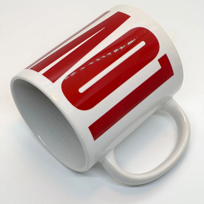 Med sitt minimalistiske og moderne design har kruset et stort, dristig LOVE i rødt kombinert med en elegant, håndskrevet you.-tekst med et lite hjerte. 