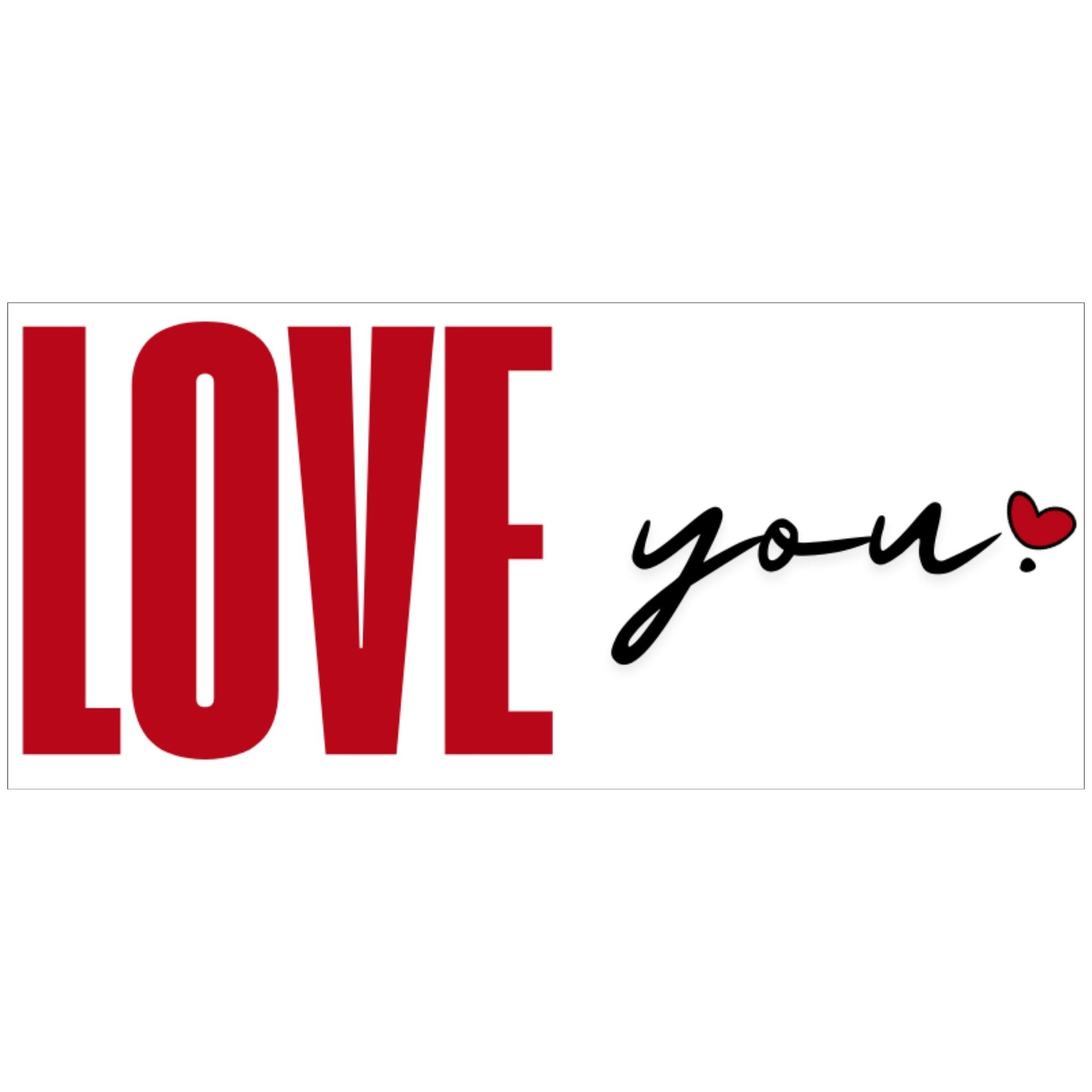 Trykkeillustrajon av et krusmed et stort, dristig LOVE i rødt kombinert med en elegant, håndskrevet you.-tekst med et lite hjerte. 