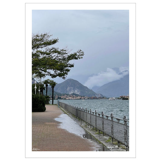 Dette motivet er tatt en vindfull augustdag ved Lago Magiore, Piemonte. Her fra en liten spasertur langs promenaden i byen Stresa. Det er lavt skydekke og bølger på sjøen.   