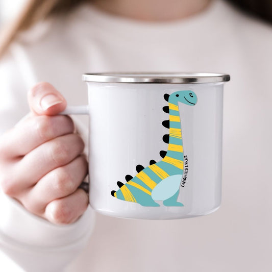 Barn som holder emaljekrus med motiv av dinosauren Langhals Lykke fra Dino Venneflokken 