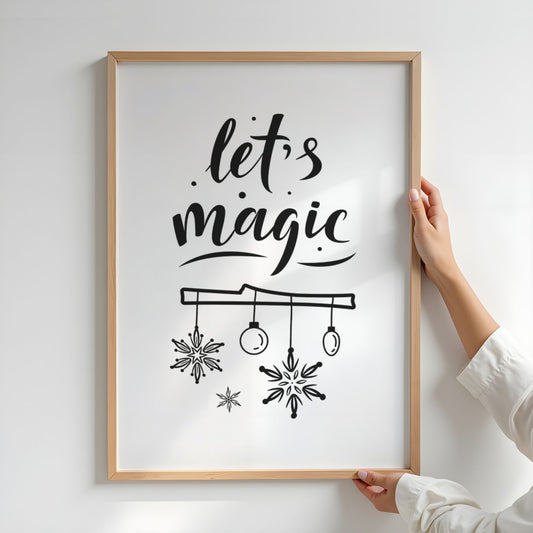 En moderne juleplakat med teksten Let’s Magic – en enkel, grafisk hyllest til sesongens magi. Illustrasjon viser plakat i ramme.