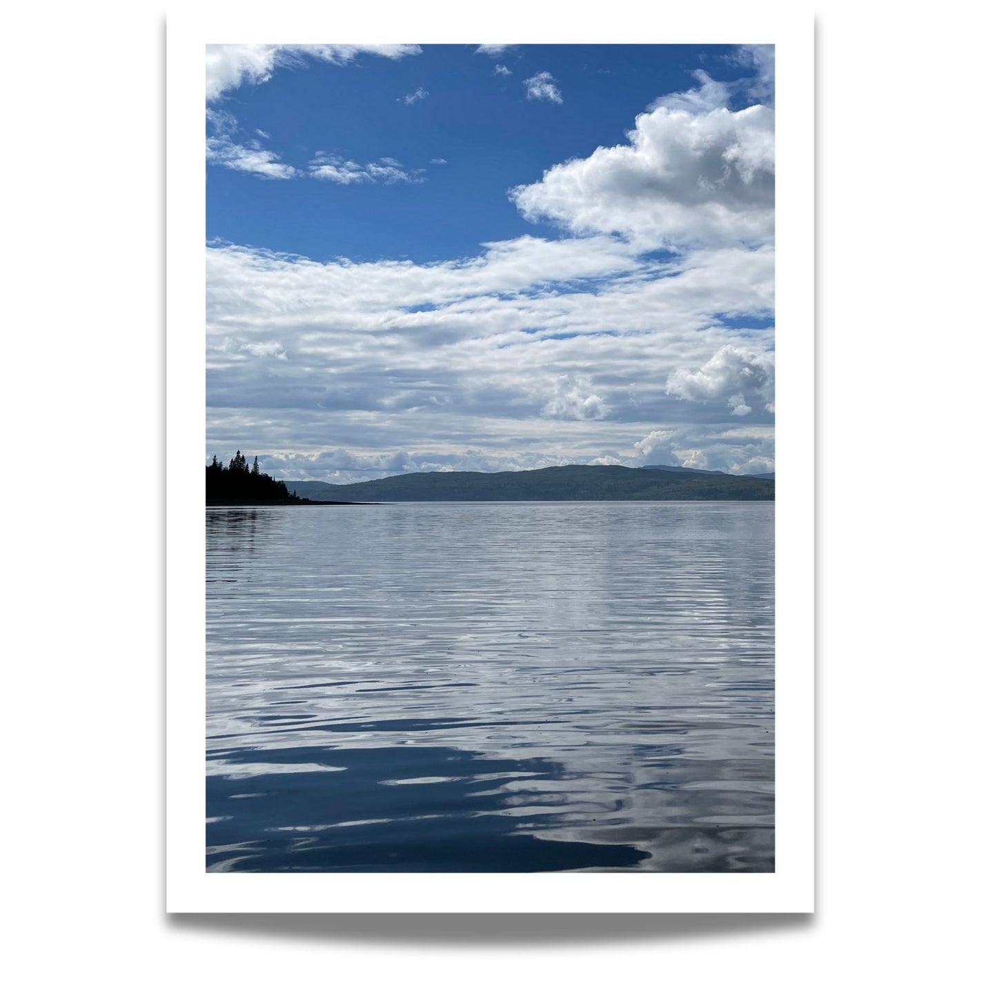 Limingen – Stillhet over Lyjmede er et meditativt naturmotiv fra innsjøen Limingen i Røyrvik. 