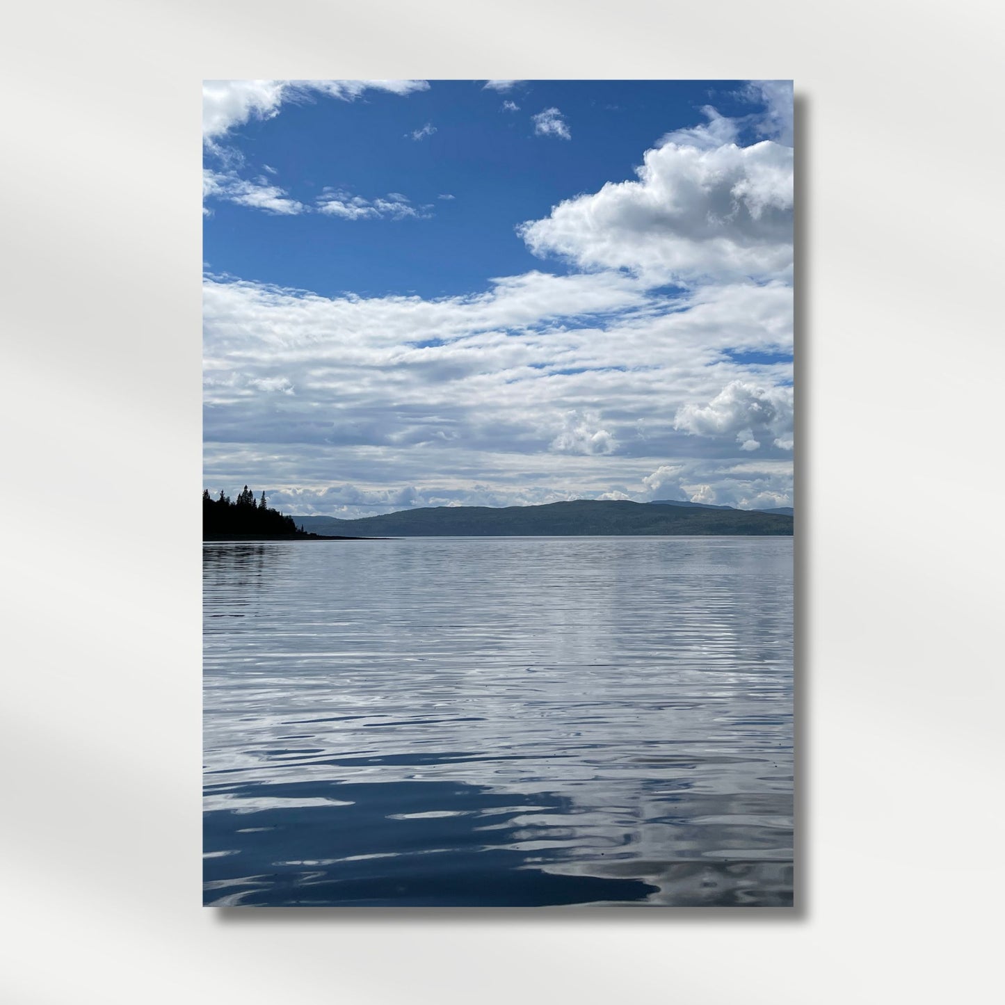 Limingen – Stillhet over Lyjmede er et meditativt naturmotiv fra innsjøen Limingen i Røyrvik. Illustrasjon viser motivet på lerret.