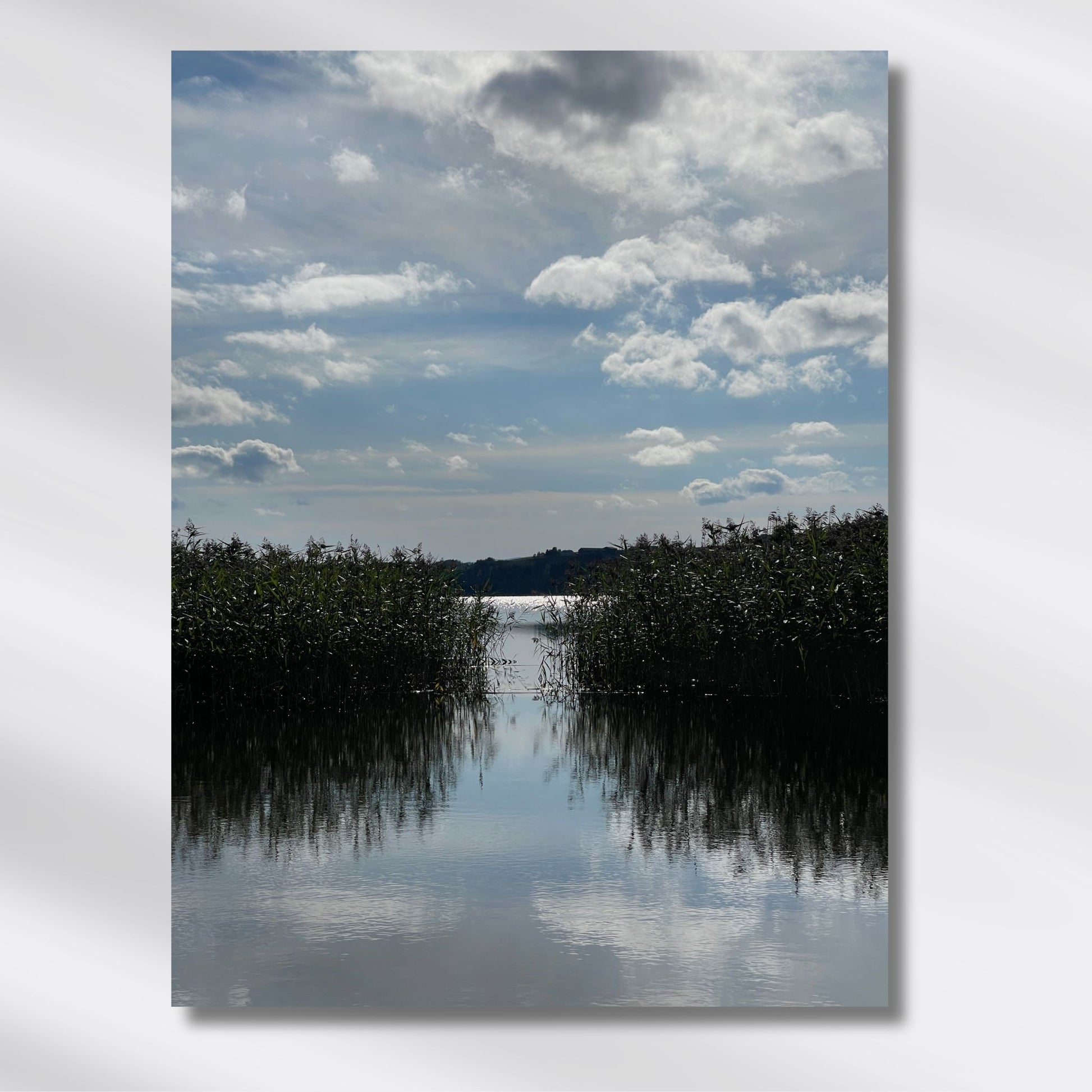 Dette naturmotivet fra Trøndelag er rikt på kontraster og refleksjoner – og gir en følelse av dybde, stillhet og langsom tid.  Illustrasjon viser motivet på lerret.