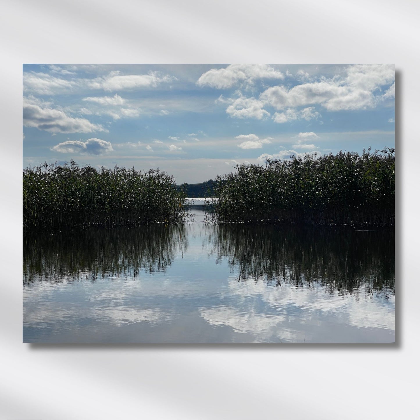 Dette naturmotivet fra Trøndelag er rikt på kontraster og refleksjoner – og gir en følelse av dybde, stillhet og langsom tid.  Illustrasjon viser motivet 