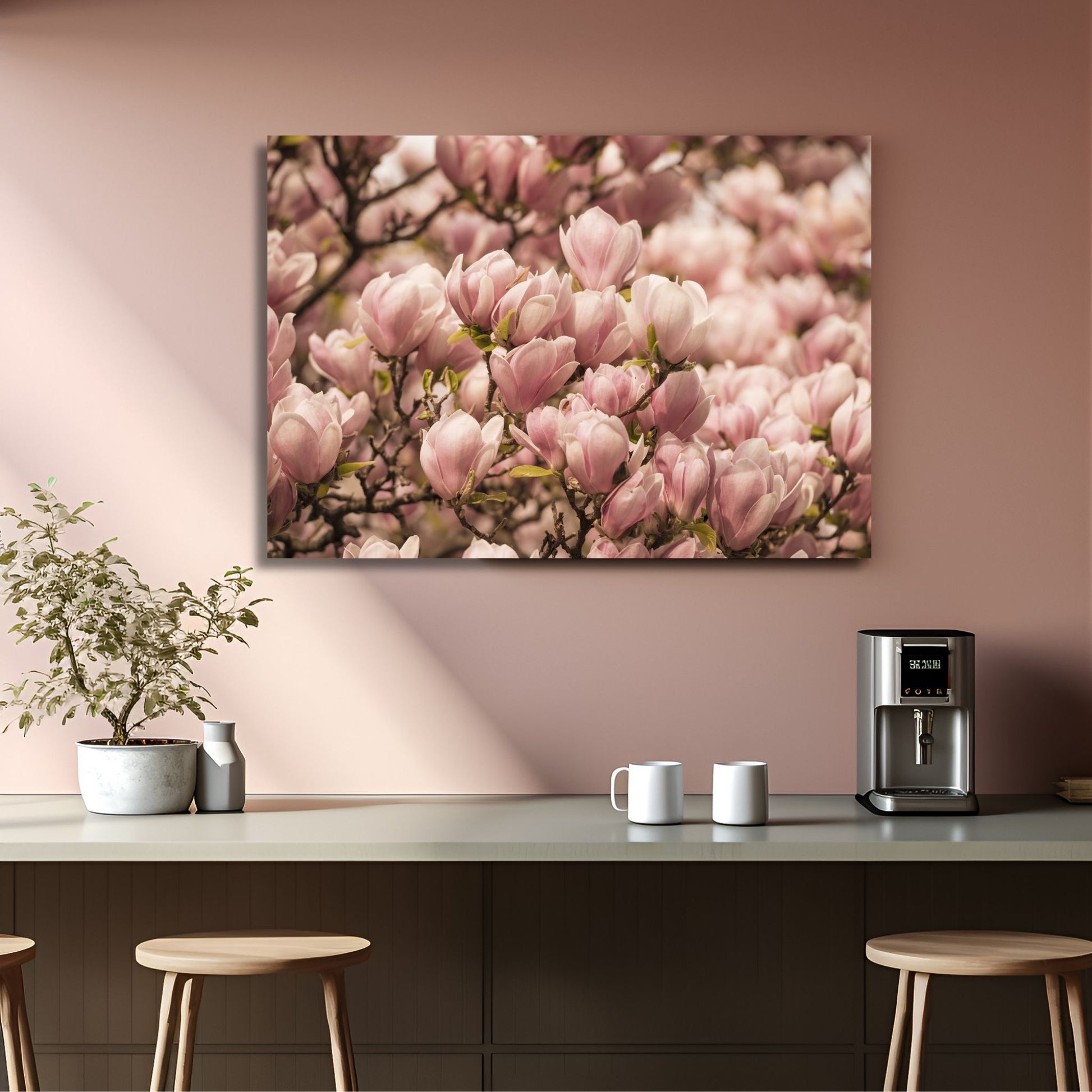 Fotografi av et Magnolia tre i full blomstring, med delikate rosa blomster. Illustrasjonen viser motiver på lerret som henger over et bord.