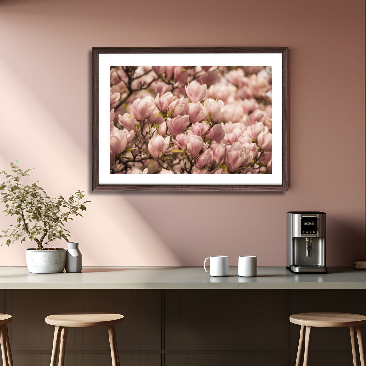 fotografi av et Magnolia tre i full blomstring, med delikate rosa blomster. Illustrasjonen viser motivet i en mørk ramme som henger over et bord.