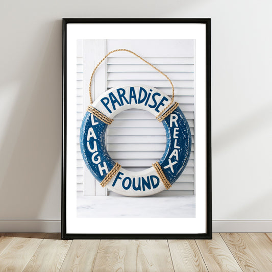 Motivet viser en dekorativ livbøye i elegante blå og hvite nyanser, som står foran en klassisk hvit sjalusidør. Den er påført de inspirerende ordene PARADISE, LAUGH, FOUND og RELAX. Illustrasjonsfoto viser motivet som plakat i sort ramme.