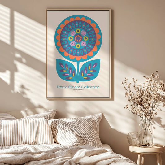 Midnight Bloom er en elegant og drømmende plakat med et blomstermotiv i blått, lilla og oransje. Illustrasjon viser plakat i eik ramme.
