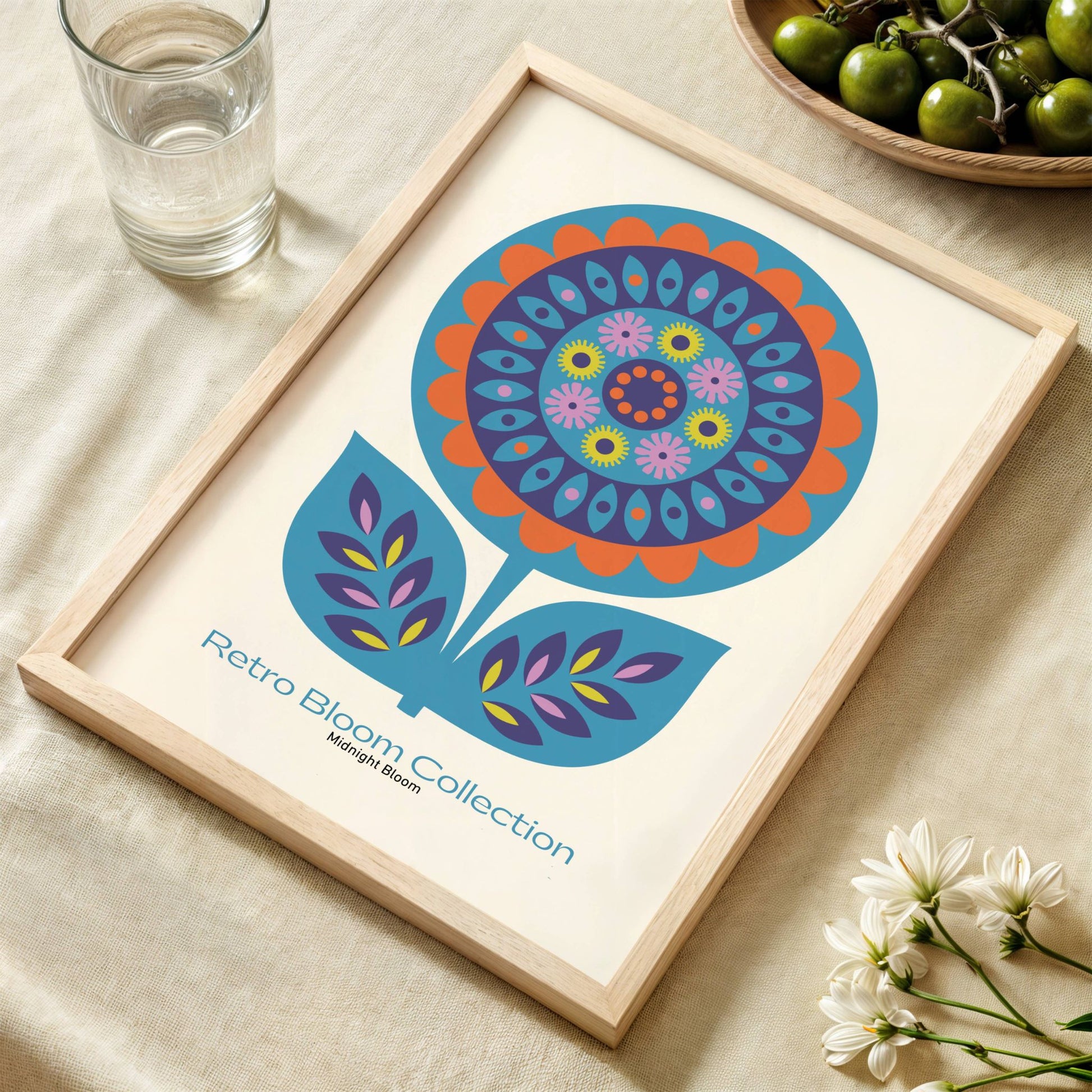 Midnight Bloom er en elegant og drømmende plakat med et blomstermotiv i blått, lilla og oransje. Illustrasjon viser plakat i eik ramme.